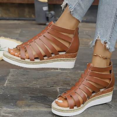 סנדלי פלטפורמה עם הגבהה קלה