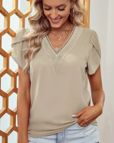 חולצות עם צווארון ושרוולים ייחודיים